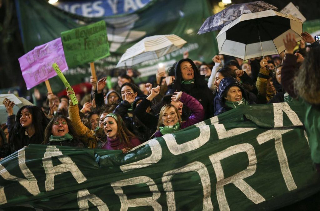É pela vida das mulheres: deputados na Argentina aprovam aborto legal e gratuito até 14ª semana