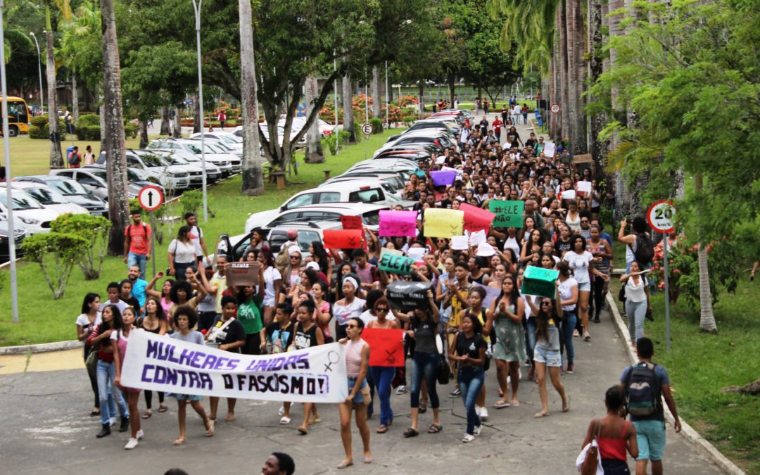 Mulheres organizam protesto contra o fascismo dentro da UESC
