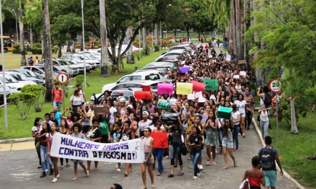 Mulheres organizam protesto contra o fascismo dentro da UESC