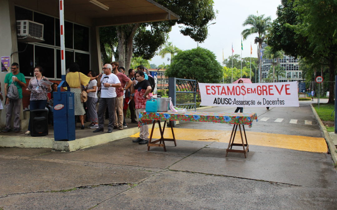 Greve tem início na UESC com ato nos portões da universidade