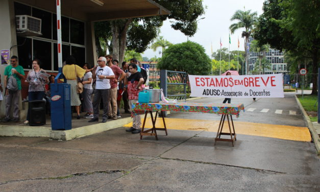 Greve tem início na UESC com ato nos portões da universidade