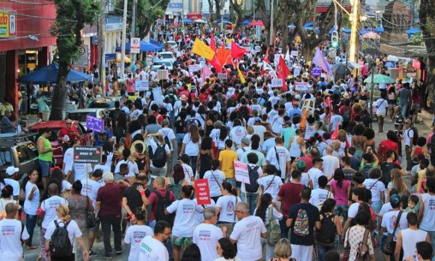 FORÇA DA GREVE: CENTENAS OCUPAM AS RUAS DE SALVADOR E REALIZAM ATO PELO #NEGOCIARUI