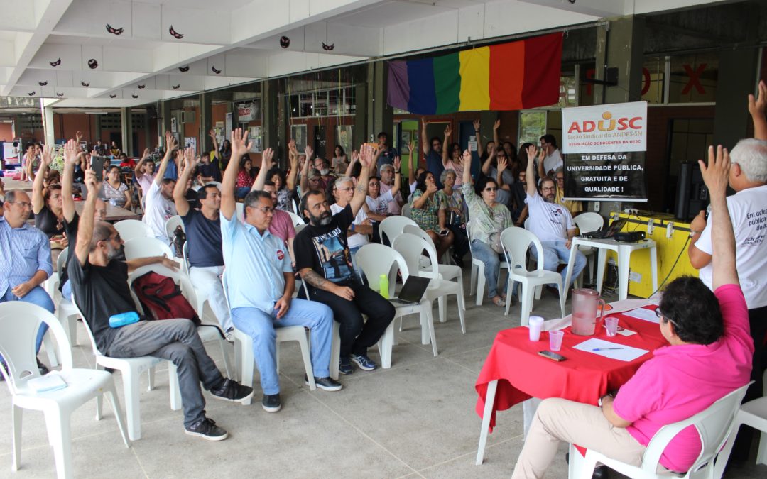 Em greve, professores da UESC aprovam contraproposta e se preparam para mais um ato em Salvador, nesta terça-feira (07)
