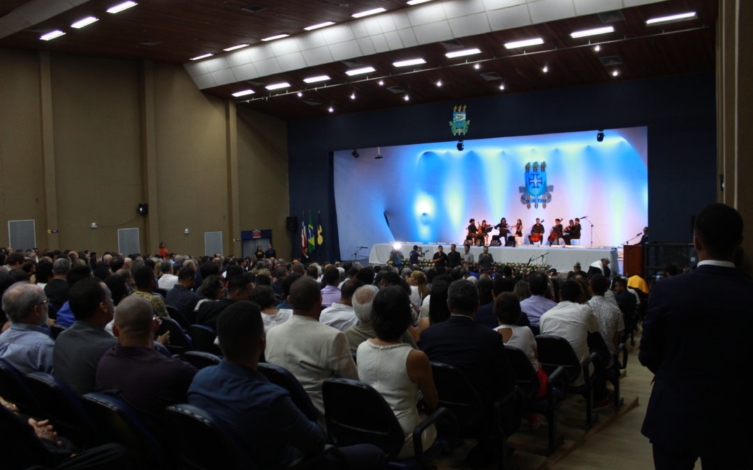 Adusc protesta contra Previdência de Rui na Posse do Reitor da UESC