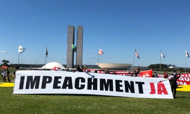 Pedido coletivo de impeachment de Bolsonaro é protocolado em Brasília