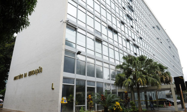 Diretriz do MEC expõe interesse em cumprir calendário de qualquer forma