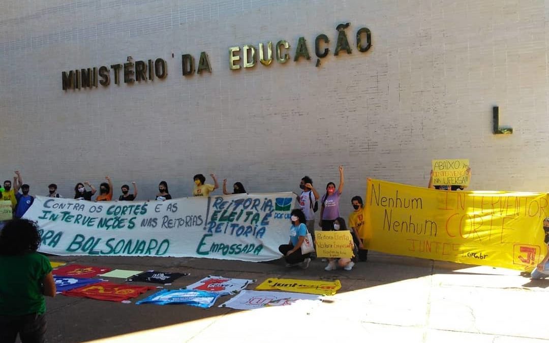 Estudantes protestam contra cortes na educação e intervenção na escolha de reitores