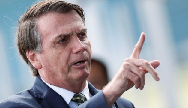 Enquanto povo espera vacina, Bolsonaro faz chacota e barra CoronaVac