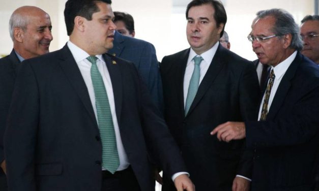 Em jantar entre Maia, Alcolumbre e Guedes o cardápio é mais ataques aos trabalhadores