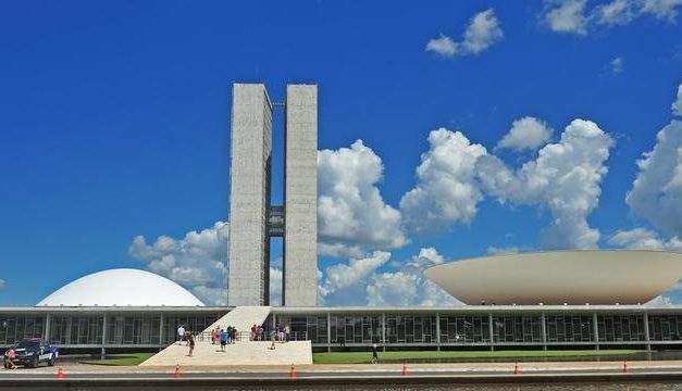 Congresso aprova projeto do governo que retira R$ 1,4 bi da Educação e destina para obras