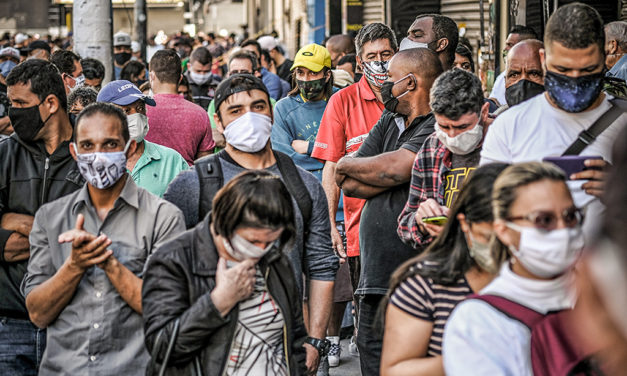 Pandemia continua e Bolsonaro ironiza suspensão de vacina e chama brasileiros de “maricas”