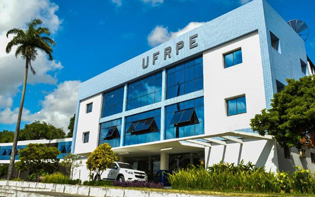 Inquérito contra docente da Uferpe por outdoor com críticas a Bolsonaro é arquivado