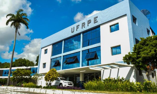 Inquérito contra docente da Uferpe por outdoor com críticas a Bolsonaro é arquivado