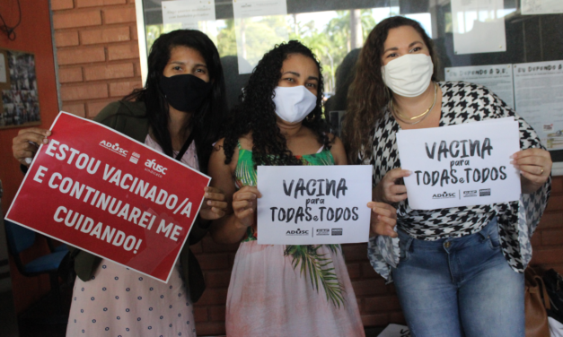 Fotos: Servidores com idade a partir de 30 anos são vacinados na UESC