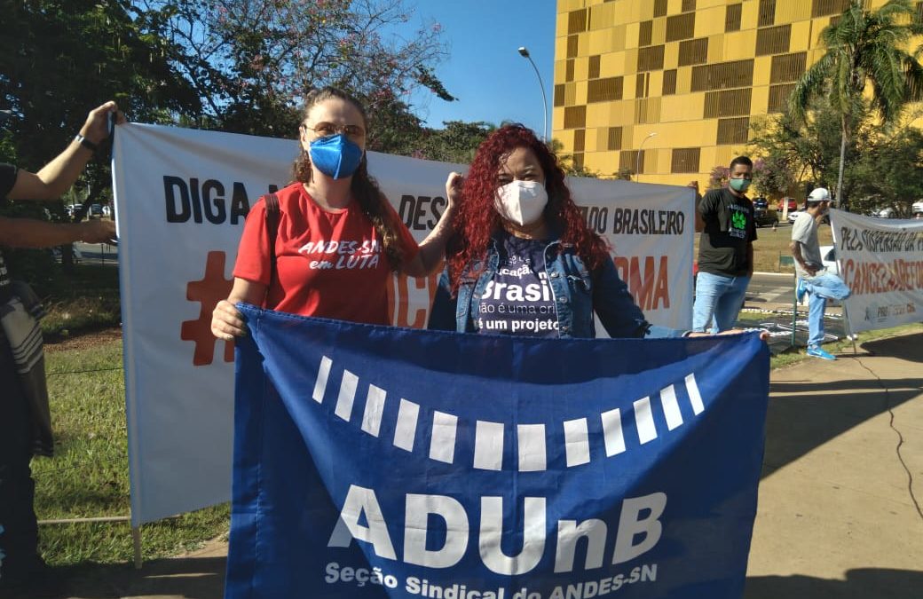 Servidores fazem ato em Brasília e entregam abaixo-assinado ao presidente da Câmara