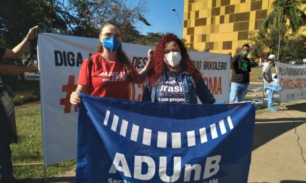 Servidores fazem ato em Brasília e entregam abaixo-assinado ao presidente da Câmara