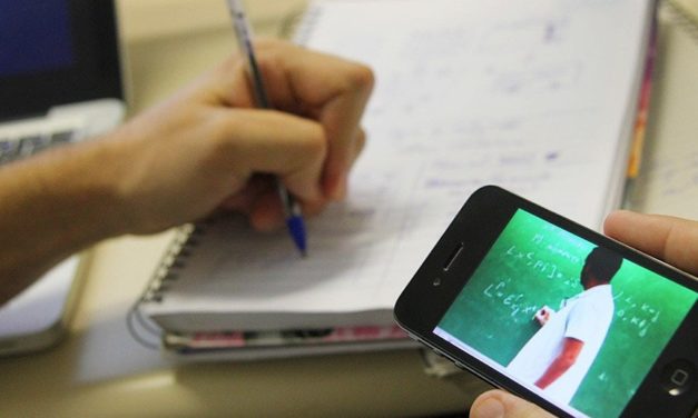 Bolsonaro tenta barrar lei que garante internet na escola pública