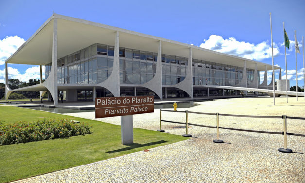 Bolsonaro sanciona LDO com vetos à ampliação de programas emergenciais, Saúde e Educação, entre outros