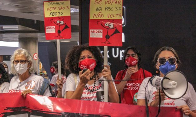 Servidores e servidoras pressionam e votação da PEC 32 é adiada
