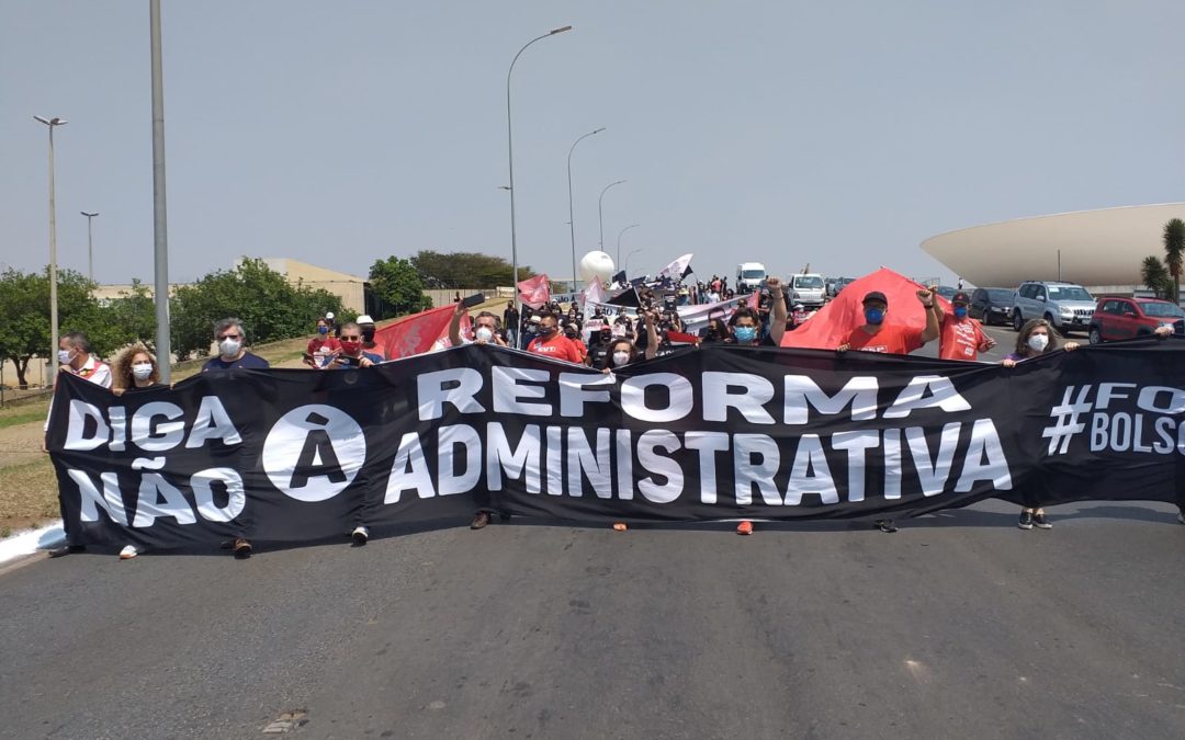 Em quarta semana de protestos, servidores marcham em Brasília contra a PEC 32