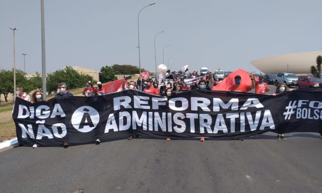 Em quarta semana de protestos, servidores marcham em Brasília contra a PEC 32