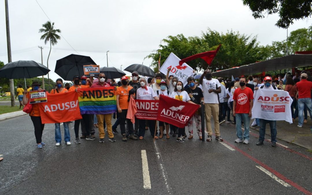 Docentes da Bahia protestaram por reposição inflacionária nesta quinta-feira (28)