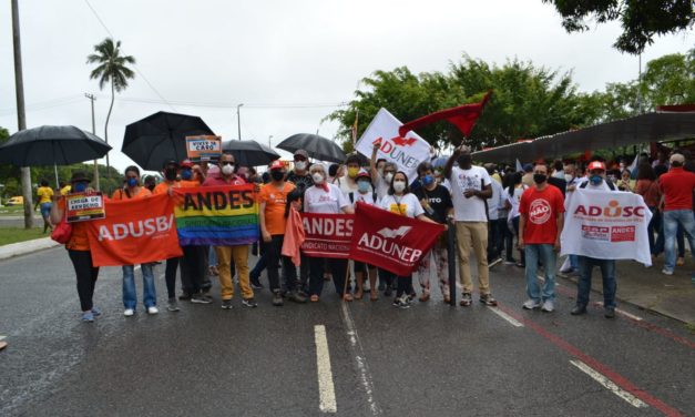 Docentes da Bahia protestaram por reposição inflacionária nesta quinta-feira (28)