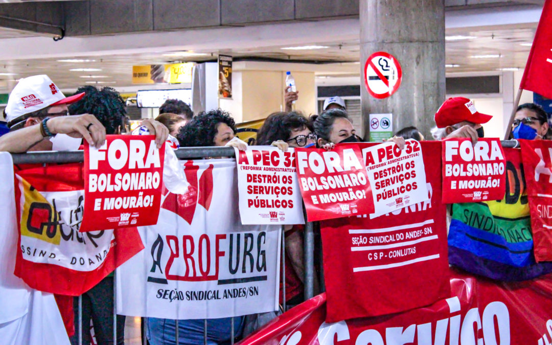 Servidores intensificam manifestações em Brasília e votação da PEC 32 em plenário é adiada