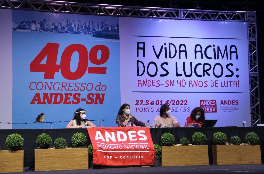 Primeira plenária do 40º Congresso do ANDES-SN debate conjuntura e movimento docente