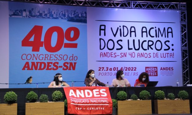 Primeira plenária do 40º Congresso do ANDES-SN debate conjuntura e movimento docente