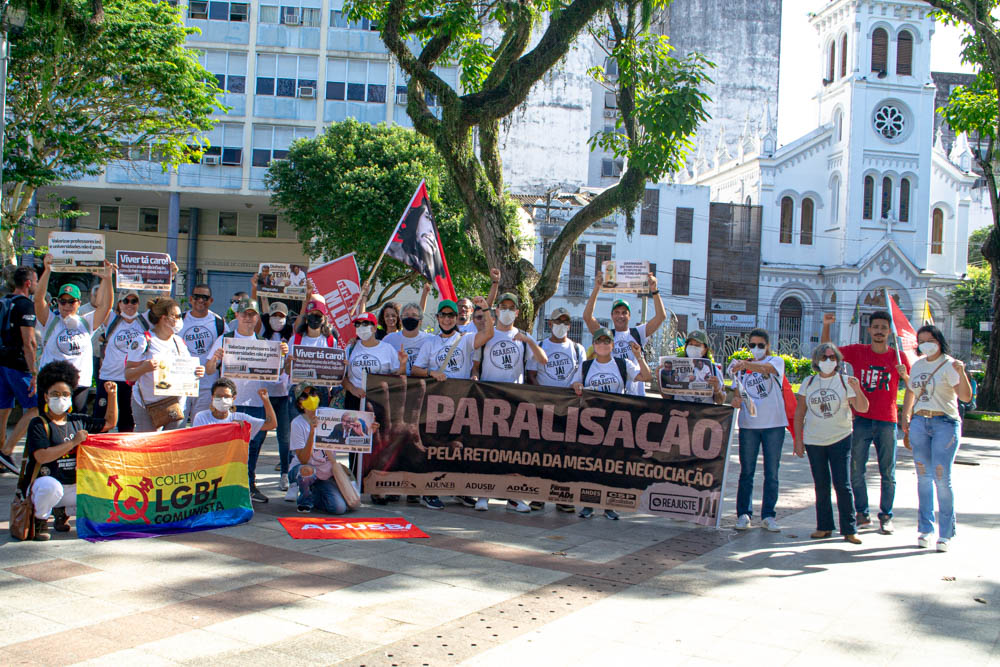 Docentes realizam ato em Salvador contra o arrocho salarial