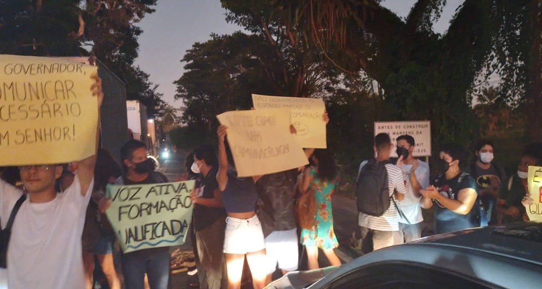 Estudantes de Comunicação Social protestam contra a falta de técnicos no curso