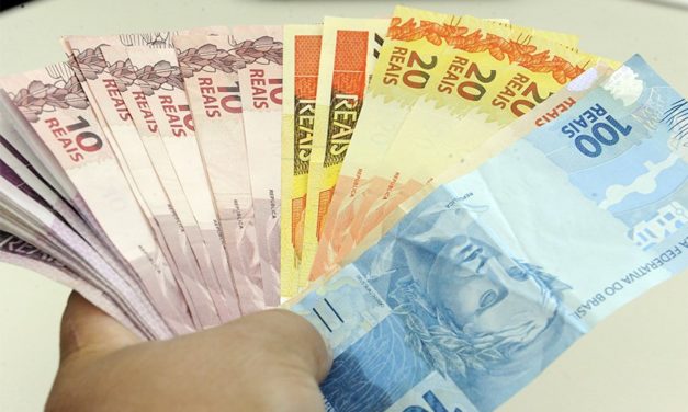 Com tabela de IR congelada, quem ganha um salário mínimo e meio pagará imposto de renda em 2023