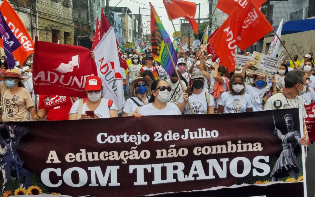 PROFESSORES (AS) DAS UNIVERSIDADES ESTADUAIS FAZEM PROTESTO NO CORTEJO 2 DE JULHO