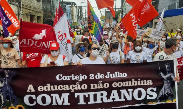 PROFESSORES (AS) DAS UNIVERSIDADES ESTADUAIS FAZEM PROTESTO NO CORTEJO 2 DE JULHO