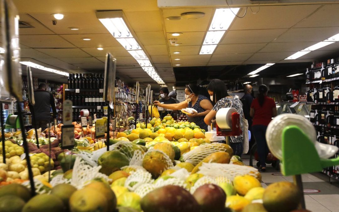 Sete em cada dez brasileiras e brasileiros reduziram compra de alimentos