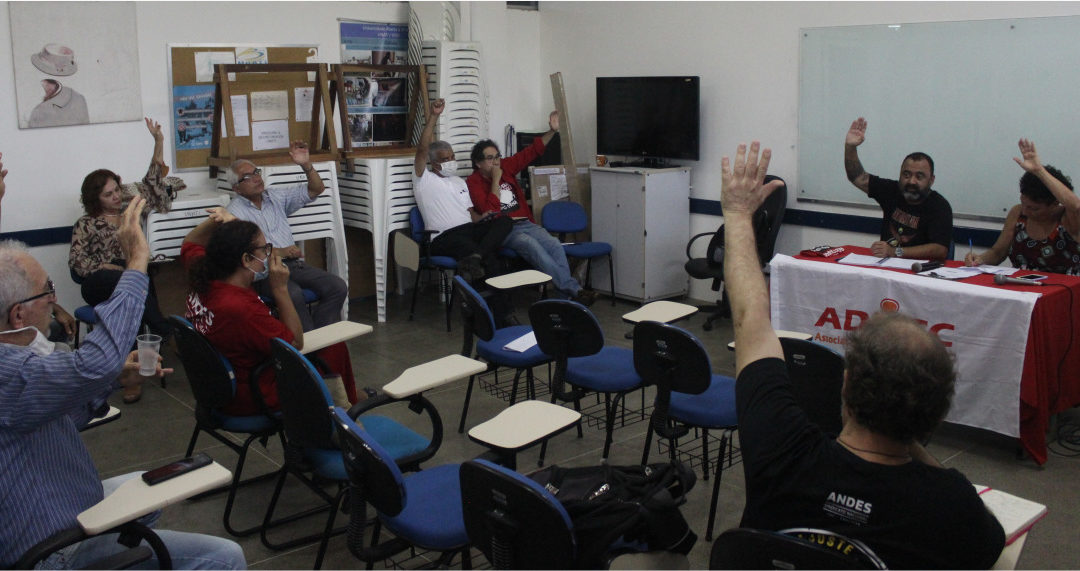 Assembleia aprova paralisação docente para próxima quinta-feira, dia 15