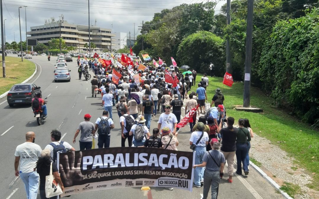 FORÇA DO MOVIMENTO: ATO PÚBLICO DENUNCIA OS QUASE 1.000 DIAS SEM MESA DE NEGOCIAÇÃO