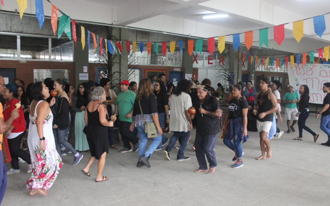 Indígenas e estudantes fazem homenagem ao Cacique Val Tupinambá em ato na UESC