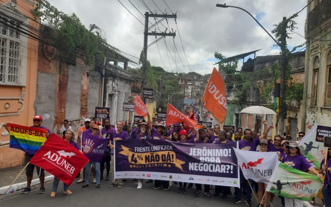 DOCENTES DAS ESTADUAIS DA BAHIA PEDEM NEGOCIAÇÃO COM O GOVERNADOR NO CORTEJO 2 DE JULHO