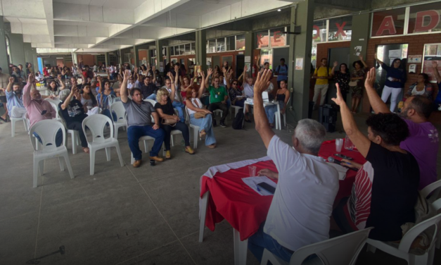 Assembleia da ADUSC aprova intensificação da luta em resposta aos anúncios do governo