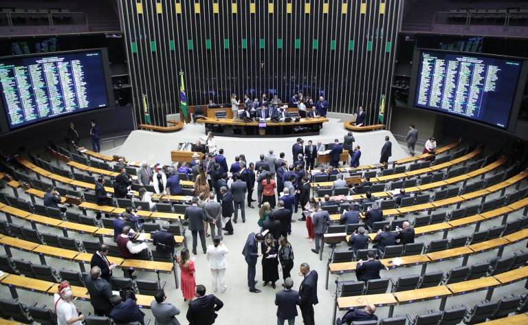 Em mais um ataque, Câmara aprova urgência para PL que equipara aborto acima de 22 semanas a homicídio