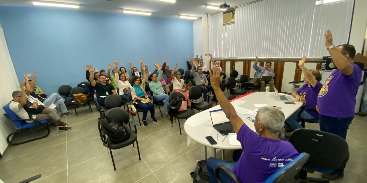 Professores/as da UESC rejeitam proposta salarial do governo e aprovam paralisação para o dia 19