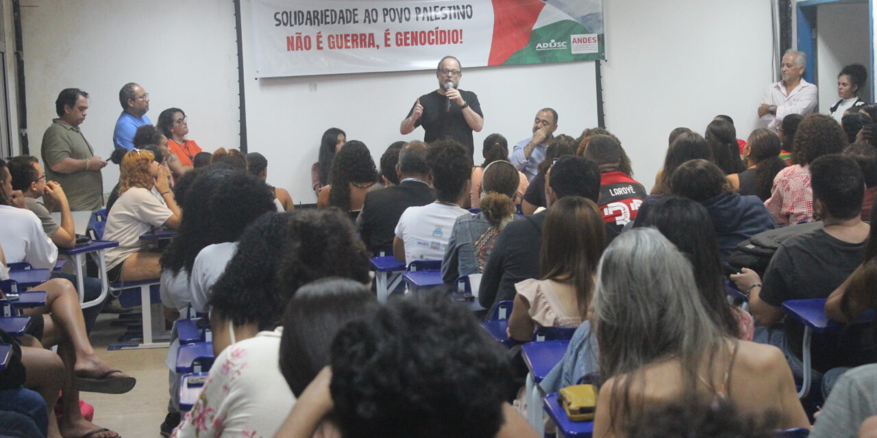 Com Breno Altman, ato em solidariedade ao povo palestino reúne grande público na UESC