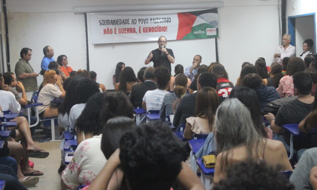 Com Breno Altman, ato em solidariedade ao povo palestino reúne grande público na UESC