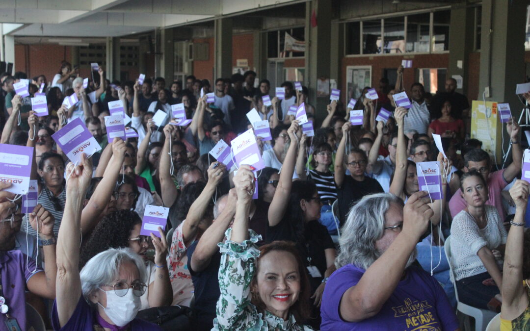 Docentes da UESC aceitam proposta salarial do governo e votam não à greve