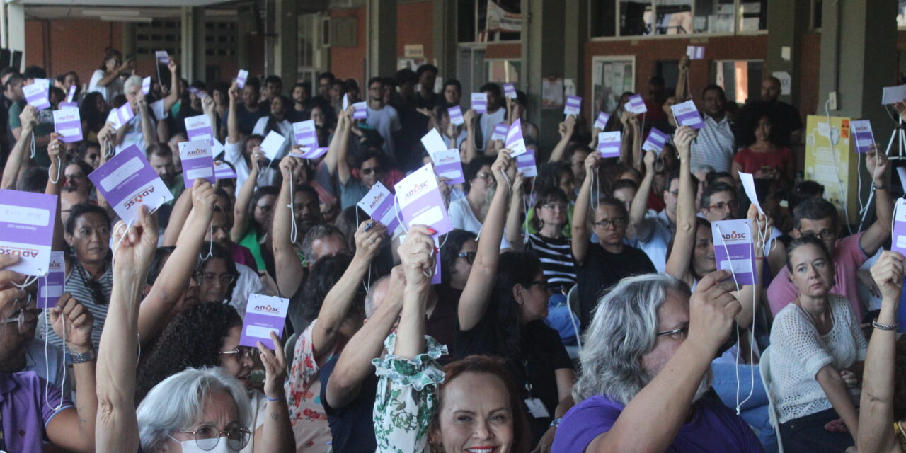 Docentes da UESC aceitam proposta salarial do governo e votam não à greve