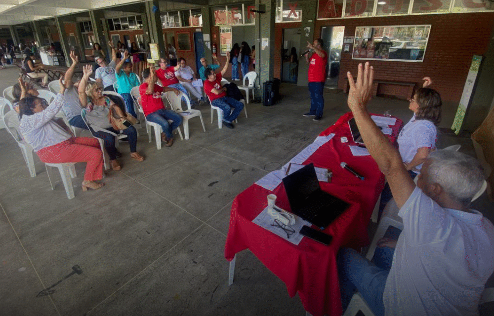 Assembleia da ADUSC aprova proposta de mobilização pelo fim da fila de promoções