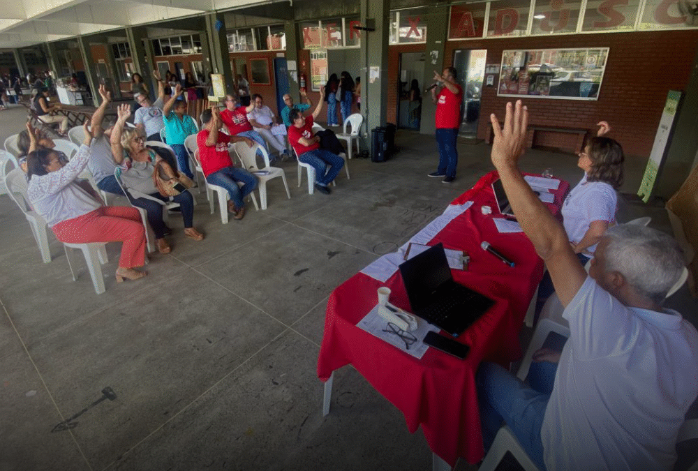 Assembleia da ADUSC aprova proposta de mobilização pelo fim da fila de promoções