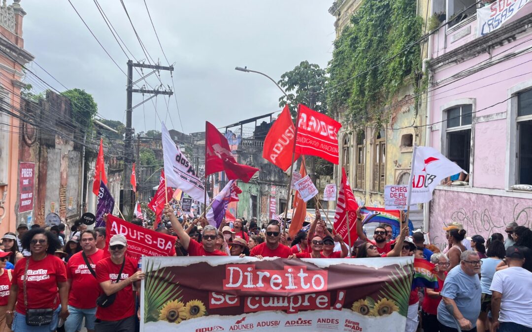Professores/as das Universidades Estaduais da Bahia denunciam no cortejo 2 de Julho a fila de promoções docentes retidas nas instituições